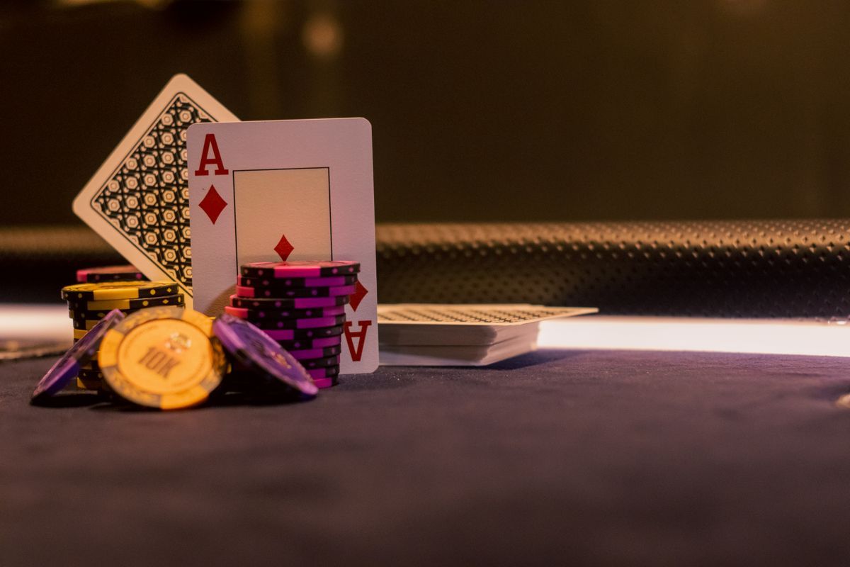 Kartu remi dan keping poker di atas meja
