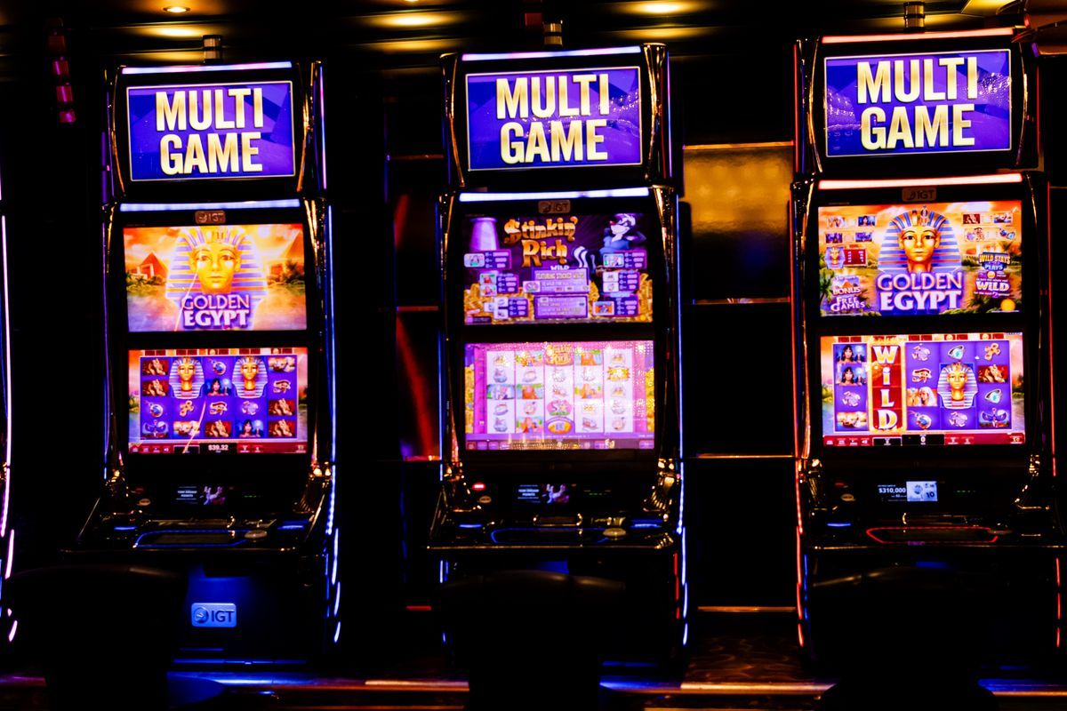 Mesin slot menyala di suasana malam