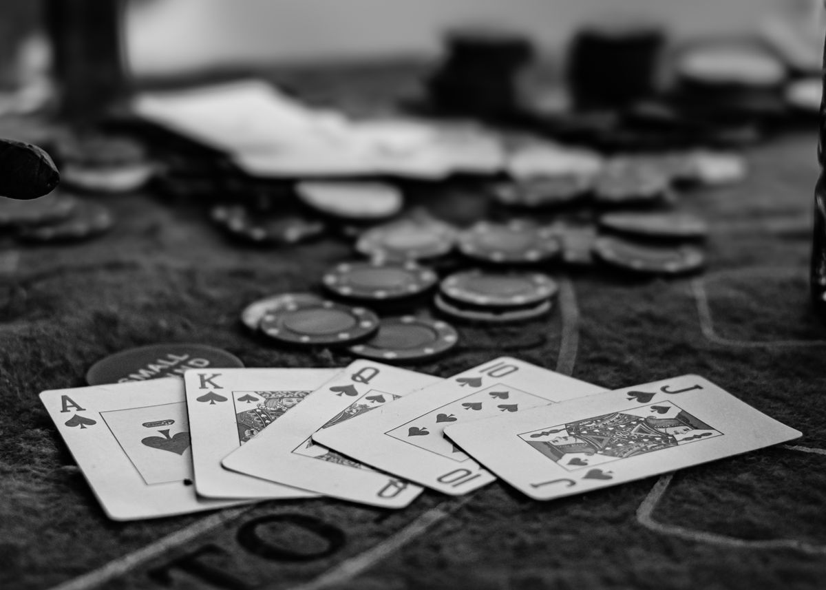 Komposisi kartu dan keping poker dalam foto hitam putih
