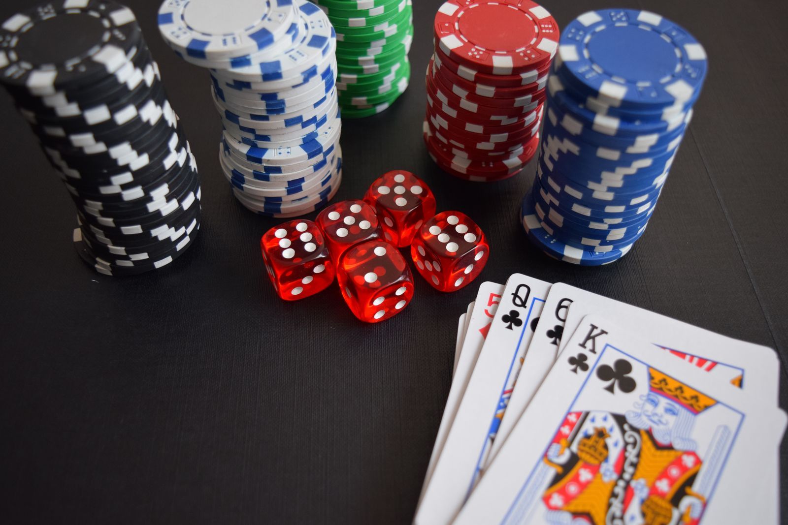 Meja permainan dengan kartu, keping poker, dan dadu