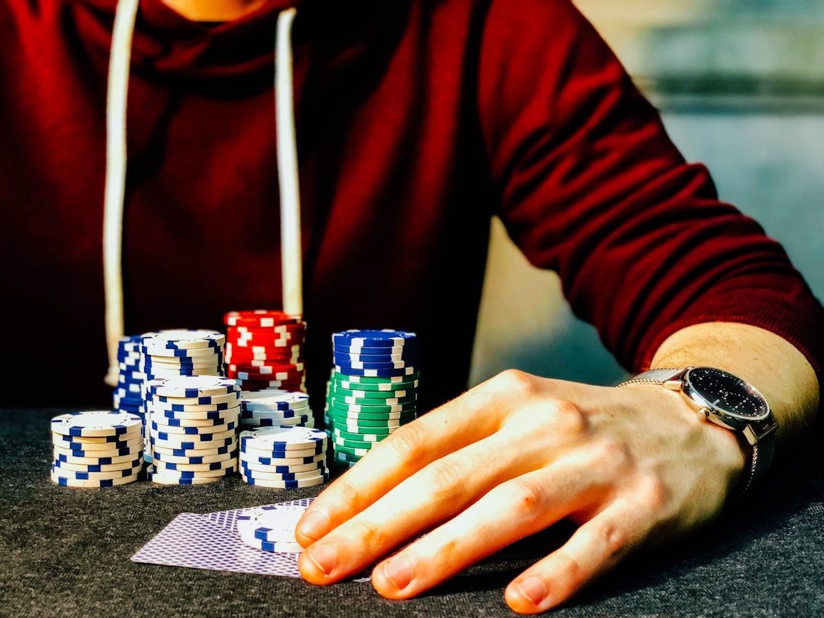 Pemain memegang kartu di samping keping poker
