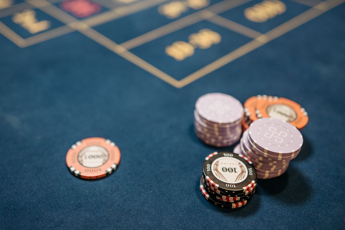 Keping poker tertata di meja biru