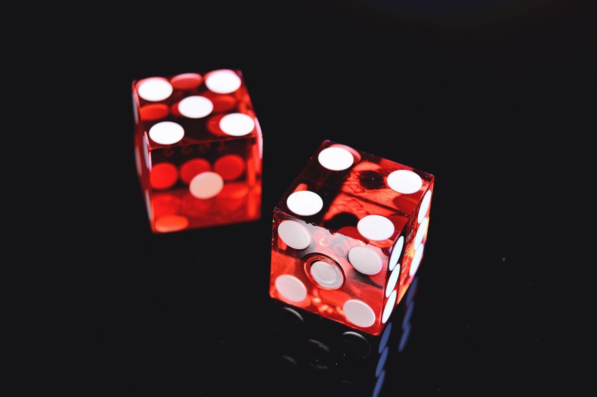 Dua dadu merah di atas meja gelap