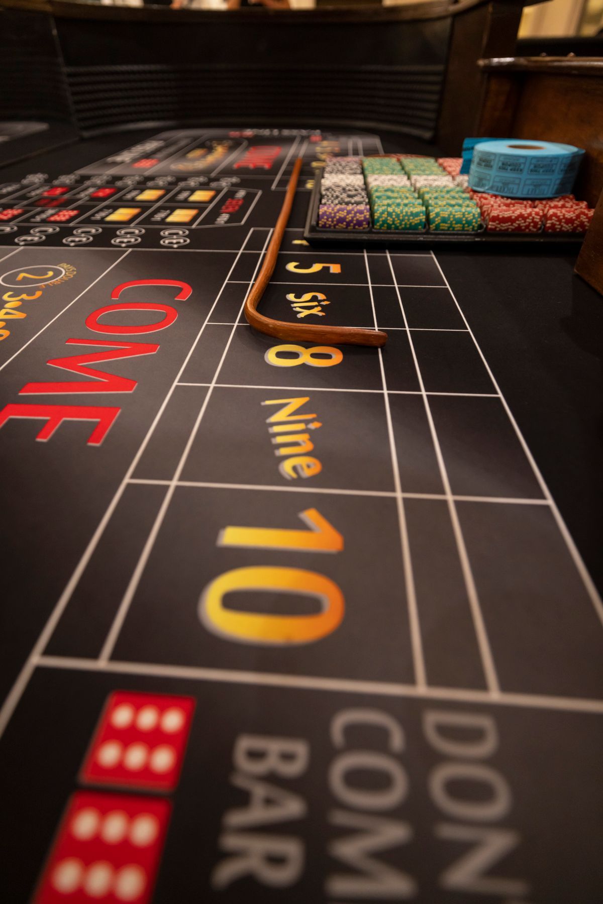 Kepong poker dan dadu di atas meja permainan