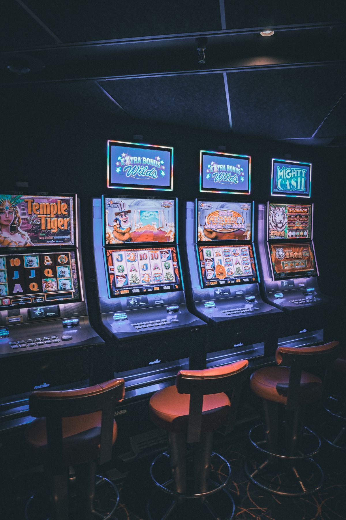 Barisan mesin slot menyala di dalam kasino